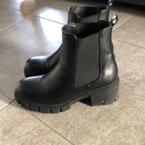 Madden Girl Chelsea Boot - Size 7